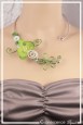 collier-en-aluminium-poupy-couleur-vert-et-blanc-porte