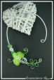 collier-en-aluminium-poupy-couleur-vert-et-blanc-sur-fond-noir