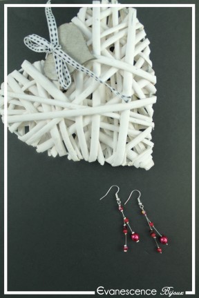 boucles-d-oreilles-en-fil-cable-naya-couleur-rouge-sur-fond-noir