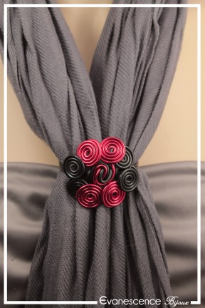 pince-a-foulard-en-aluminium-caprice-couleur-noir-et-rouge-portee