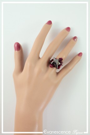 bague-reglable-en-aluminium-tataye-couleur-bordeaux-et-noir-portee