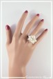 bague-reglable-avec-support-kiara-couleur-blanc-portee