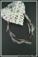 collier-en-fil-cable-pyrolis-couleur-bordeaux-et-blanc-sur-fond-noir