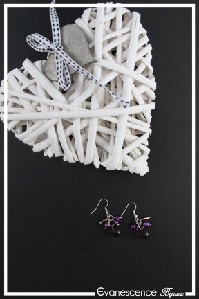 boucles-d-oreilles-avec-anneaux-cachou-couleur-violet-sur-fond-noir