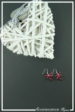 boucles-d-oreilles-avec-anneaux-cachou-couleur-rouge-sur-fond-noir