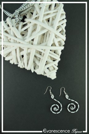 boucles-d-oreilles-en-aluminium-honey-couleur-noir-et-blanc-sur-fond-noir