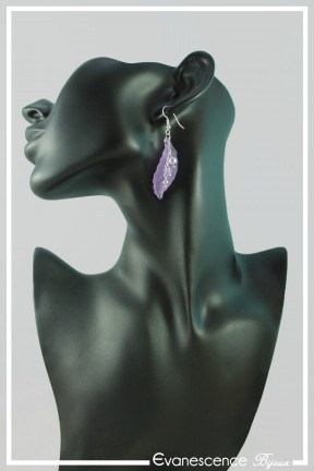 boucles-d-oreilles-chaine-frisouille-couleur-lilas-portees