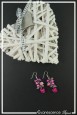 boucles-d-oreilles-chaine-willow-couleur-fuchsia-sur-fond-noir