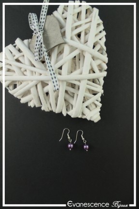 boucles-d-oreilles-sur-clous-eva-couleur-violet-sur-fond-noir