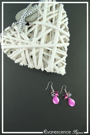 boucles-d-oreilles-chaine-capri-couleur-fuchsia-sur-fond-noir