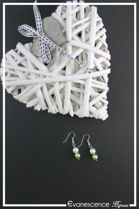 boucles-d-oreilles-sur-clous-margot-couleur-blanc-et-vert-anis-sur-fond-noir