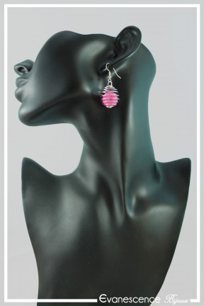 boucles-d-oreilles-cage-en-metal-cheyenne-couleur-argent-et-fuchsia-portees