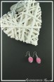 boucles-d-oreilles-cage-en-metal-cheyenne-couleur-argent-et-fuchsia-sur-fond-noir