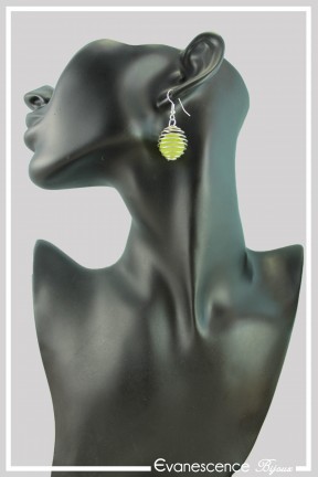 boucles-d-oreilles-cage-en-metal-cheyenne-couleur-argent-et-vert-pomme-portees