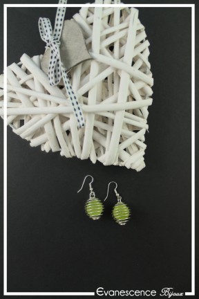 boucles-d-oreilles-cage-en-metal-cheyenne-couleur-argent-et-vert-pomme-sur-fond-noir