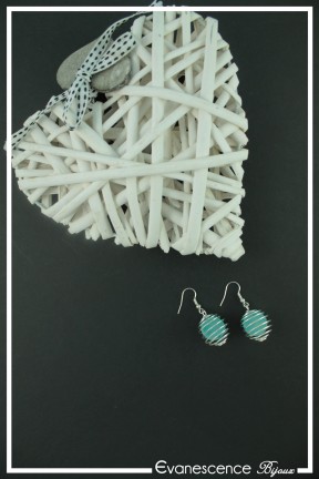 boucles-d-oreilles-cage-en-metal-cheyenne-couleur-argent-et-bleu-clair-sur-fond-noir