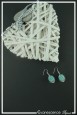 boucles-d-oreilles-cage-en-metal-cheyenne-couleur-argent-et-bleu-clair-sur-fond-noir