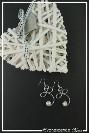 boucles-d-oreilles-en-aluminium-fila-couleur-argent-et-ivoire-sur-fond-noir