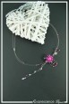 collier-en-fil-cable-gabi-couleur-fuchsia-sur-fond-noir