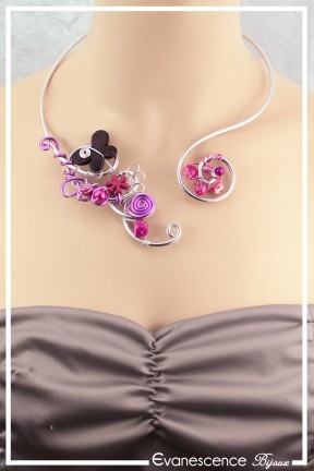 collier-en-aluminium-pomsy-couleur-argent-fuchsia-et-violet-porte