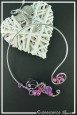 collier-en-aluminium-pomsy-couleur-argent-fuchsia-et-violet-sur-fond-noir