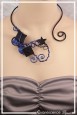 collier-en-aluminium-panthere-couleur-noir-et-bleu-roi-porte