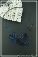 collier-en-aluminium-panthere-couleur-noir-et-bleu-roi-sur-fond-noir