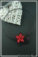 collier-en-aluminium-margot-couleur-noir-et-rouge-sur-fond-noir