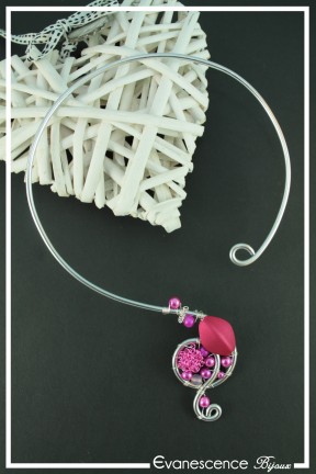 collier-en-aluminium-marylin-couleur-argent-et-fuchsia-sur-fond-noir