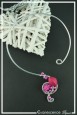 collier-en-aluminium-marylin-couleur-argent-et-fuchsia-sur-fond-noir