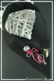 collier-en-tissu-capone-couleur-noir-rouge-et-argent-sur-fond-noir