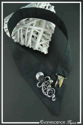 collier-en-tissu-capone-couleur-noir-et-argent-sur-fond-noir