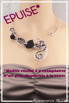 collier-en-aluminium-degas-couleur-argent-et-noir-porte