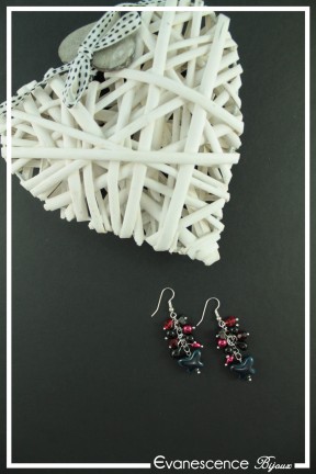 boucles-d-oreilles-chaine-eria-couleur-noir-et-rouge-sur-fond-noir