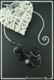 collier-en-aluminium-gatsby-couleur-argent-et-noir-sur-fond-noir