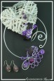 parure-de-bijoux-patoune-couleur-argent-et-violet-sur-fond-noir