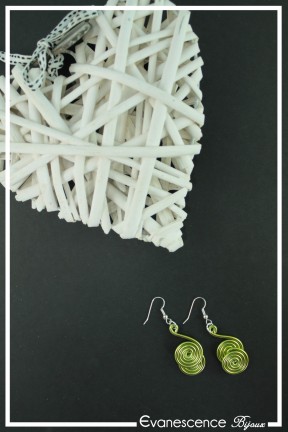 boucles-d-oreilles-en-aluminium-dixie-couleur-vert-pomme-sur-fond-noir