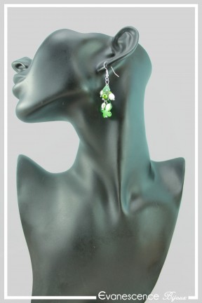 boucles-d-oreilles-chaine-kookie-couleur-vert-et-blanc-portees