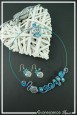 parure-de-bijoux-macha-couleur-bleu-clair-et-turquoise-sur-fond-noir