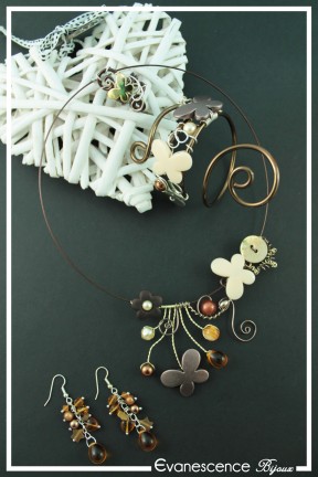 parure-de-bijoux-maya-couleur-chocolat-et-creme-sur-fond-noir