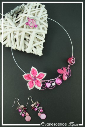 parure-de-bijoux-eros-couleur-fuchsia-et-blanc-sur-fond-noir