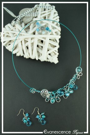 parure-de-bijoux-cachou-couleur-turquoise-et-argent-sur-fond-noir