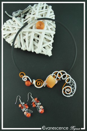 parure-de-bijoux-fusain-couleur-orange-et-blanc-sur-fond-noir