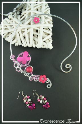 parure-de-bijoux-voxy-couleur-blanc-et-fuchsia-sur-fond-noir