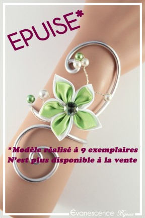 bracelet-en-aluminium-margot-couleur-blanc-et-vert-anis-porte