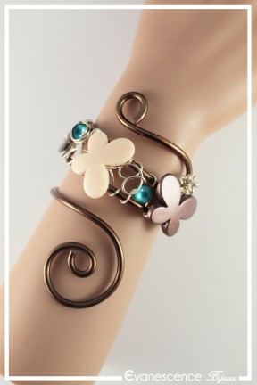 bracelet-en-aluminium-belinda-couleur-chocolat-creme-et-turquoise-porte