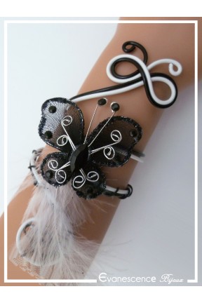 bracelet-en-aluminium-black-pearl-couleur-noir-et-blanc-modele-plumes-porte