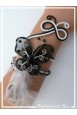 bracelet-en-aluminium-black-pearl-couleur-noir-et-blanc-modele-plumes-porte