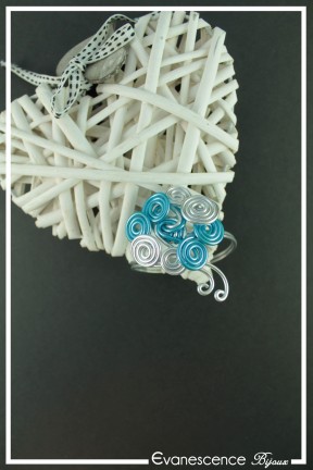 bracelet-en-aluminium-caprice-couleur-argent-et-turquoise-sur-fond-noir