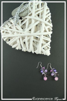 boucles-d-oreilles-chaine-mandoline-couleur-violet-sur-fond-noir